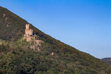 Niederheimbach, Almanya yakınlarındaki Ren Nehri 'nin ortasındaki Sooneck Kalesi yıkıldı 