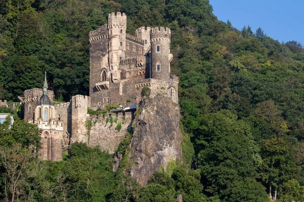 Κάστρο Rheinstein Στο Μέσο Του Ποταμού Ρήνου Κοντά Στο Trechtingshausen — Φωτογραφία Αρχείου