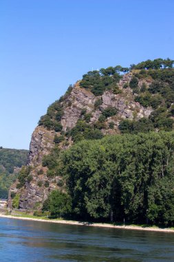 Loreley Rock yamaçlarında Sankt Goarshausen, Almanya yakınlarındaki Ren Nehri boyunca uzanan manzara. Ayrıca Lorelei diye okunuyor..