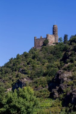 Sankt Goarshausen, Almanya yakınlarındaki Ren Nehri 'nin ortasındaki Maus Kalesi manzarası