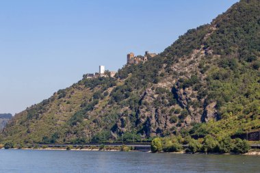 Liebenstein ve Sterrenberg Şatoları Almanya 'nın Kamp-Bornhofen şehrinde Ren Nehri' nin yukarısında yer alıyor. Bu iki kaleye bazen Feuding Brothers denir..