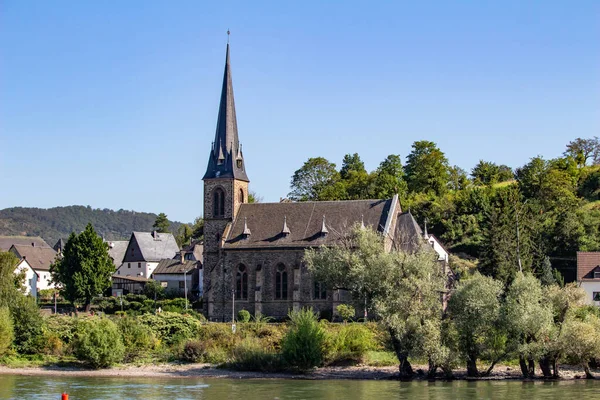 ブラウバッハの町 ライン川上流の小さな茶色の教会の絵 — ストック写真
