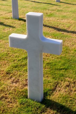 Lüksemburg, Lüksemburg 'da bulunan 2. Dünya Savaşı' ndan kalma bir Amerikan askeri mezarlığı olan Lüksemburg Amerikan Mezarlığı 'nın mezar taşına yakından bakın.