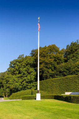 Lüksemburg, Lüksemburg 'da bulunan 2. Dünya Savaşı' ndan kalma Amerikan askeri mezarlığındaki Amerikan bayrağının manzarası.