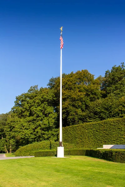 Lüksemburg, Lüksemburg 'da bulunan 2. Dünya Savaşı' ndan kalma Amerikan askeri mezarlığındaki Amerikan bayrağının manzarası.