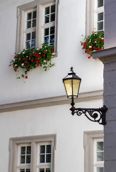 街灯を眺めながら 伝統的なドイツ文化の石造り建築の外観を閉じます — ストック写真