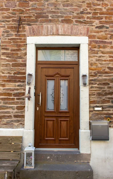 Nahaufnahme Einer Europäischen Braunen Hölzernen Eingangstür Mit Einzigartigen Geschwungenen Fenstern — Stockfoto