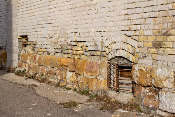 Close Texture Background Deteriorating White Painted Ally Brick Wall Arched — ストック写真