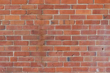 Eski püskü, eski püskü, şık, kahverengi bir duvarın tam çerçeve dokusu. Penceresi tahtadan yapılmış, yaşlanmayla lekelenmiş.