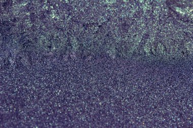 Mor bir gölgede doğal buz kristalleri olan buzlu cam bir pencerenin tam çerçeve makro desen arka planı