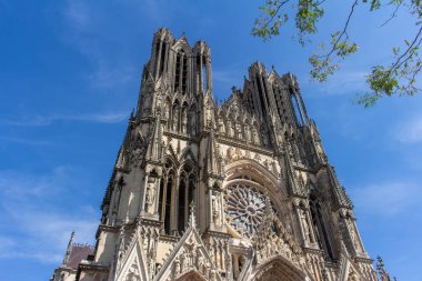 Fransa 'daki süslü ortaçağ Meryem Ana Katedrali' nin (Notre-Dame de Reims) merkezi gül penceresini gösteren yüksek Gotik mimarisi ile yakın görüntüsü