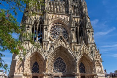 Fransa 'daki süslü ortaçağ Meryem Ana Katedrali' nin (Notre-Dame de Reims) merkezi gül penceresini gösteren yüksek Gotik mimarisi ile yakın görüntüsü