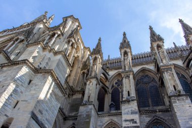 Fransa 'daki gösterişli ortaçağ Meryem Ana Katedrali' nin (Notre-Dame de Reims) yüksek Gotik mimarisi ve bazı uçan payandaları ile dış görünüşünü yakından takip edin.