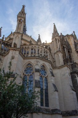 Fransa 'daki dekoratif ortaçağ Meryem Ana Katedrali' nin (Notre-Dame de Reims) dış görünüşüne yakından bakın.