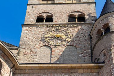 Bu görüntü, Almanya 'nın Trier kentindeki Liebfrauenkirche Kilisesi olarak da adlandırılan Dünya Mirası Alanı' nın dış Gotik mimari görünümünü gösteriyor..