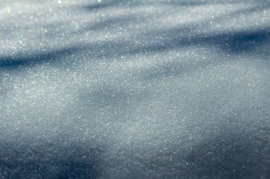 Bu görüntüler, ev çatısının ucunda, soluk ağaç gölgeleri ve kopyalama alanı olan yoğun karın soyut dokuma arkaplanını tam kare olarak gösterir..