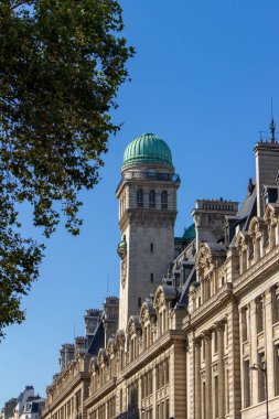 Bu resim Paris 'teki Sorbonne Üniversitesi' nin dış mimarisini, Paris-Sorbonne Üniversitesi ve Pierre et Marie Curie Üniversitesi 'nin birleşmesiyle 2018 yılında kurulan bir kamu araştırma üniversitesini gösteriyor..
