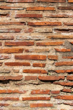 Bu resim, yıpranmış ama el değmemiş, turuncu yüzeyi yanmış ortaçağ tuğla duvarının tam bir çerçeve dokusunu gösteriyor..