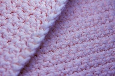 Tek örülmüş lavanta rengi kumaşın soyut dokusunu kapat