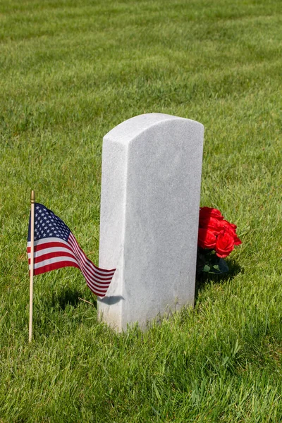 Close View Single Military Gravestone Decorated American Flag Simple Bouquet — Stock Photo, Image