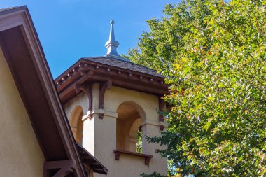 20. yüzyılın başlarında İspanyol tarzı kilise kulesinin mimari görünümünü kapatın. Duvarları ve kemerli pencereleri olan çan kulesi.
