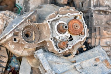 Eski ve terk edilmiş otomobil parçaları. Hurdalıkta hasarlı eski arabalar. Araba mezarlığı..