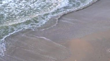  Kumlu bir sahil manzarası, kıyıya vuran deniz dalgaları, deniz köpüğü. Güzel bir video, rahatlama. Deniz manzarası, fırtınalı Karadeniz..