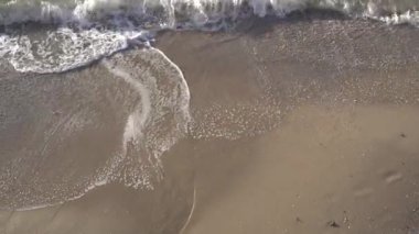  Kumlu bir sahil manzarası, kıyıya vuran deniz dalgaları, deniz köpüğü. Güzel bir video, rahatlama. Deniz manzarası, fırtınalı Karadeniz..