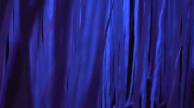 Karanlık bir gecede rüzgarda sallanan beyaz kurdeleler, gece kulübü dekorasyonları, soyut arka plan, modern sanat, kurulum, parlak neon ışığı, güzel doku, 4K video.