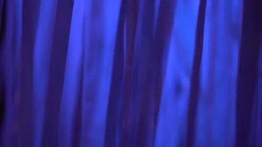 Karanlık bir gecede rüzgarda sallanan beyaz kurdeleler, gece kulübü dekorasyonları, soyut arka plan, modern sanat, kurulum, parlak neon ışığı, güzel doku, 4K video.