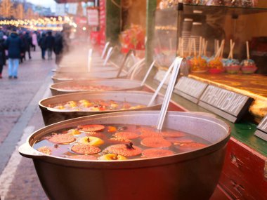 Noel Şenliği 'nde büyük kazanlarda sıcak sıcak şarap. Turunçgil ile klasik kış içkisi. Kış yolculuğu, tatil