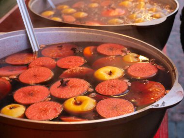 Noel Şenliği 'nde büyük kazanlarda sıcak sıcak şarap. Turunçgil ile klasik kış içkisi. Kış yolculuğu, tatil