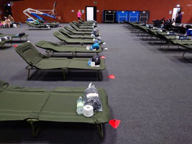 4 Mart 2022, Krakow, Polonya, Ukraynalı mülteciler için kamp. Kadın ve çocuklar için geçici barınak. Ukrayna 'da savaş. Gönüllü iş, Polonya nüfusunun yardımı.