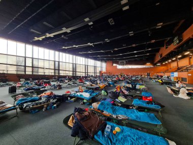4 Mart 2022, Krakow, Polonya, Ukraynalı mülteciler için kamp. Kadın ve çocuklar için geçici barınak. Ukrayna 'da savaş. Gönüllü iş, Polonya nüfusunun yardımı.