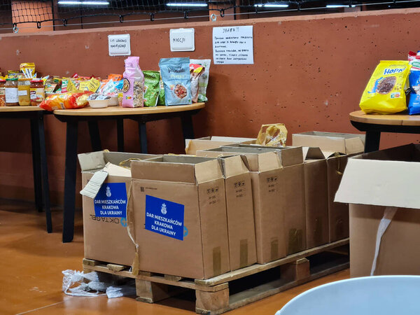 Польша, 6 марта 2022 г. Коробки с продовольствием и гуманитарной помощью от населения Польши для беженцев из Украины во время войны.Помощь от жителей Польши.