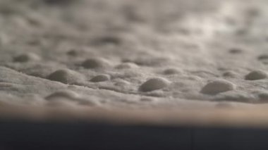 Klasik Napolyon pastası için yakın çekim puf böreği pastası. Ev yapımı fırında tatlı, böreğin nasıl yükseldiğinin makro videosu. 4K.