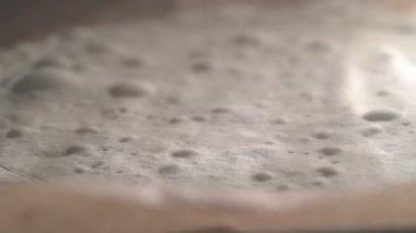 Klasik Napolyon pastası için yakın çekim puf böreği pastası. Ev yapımı fırında tatlı, böreğin nasıl yükseldiğinin makro videosu. 4K.