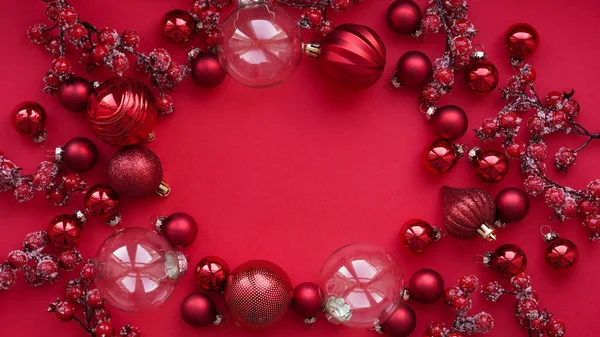 Весела Концепція Різдвяних Новорічних Банерів Закриття Багатьох Червоних Різдвяних Кульок — стокове фото