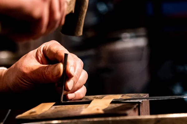 Ferreiro Está Gravando Nome Uma Lâmina Metal Uma Espada Samurai — Fotografia de Stock