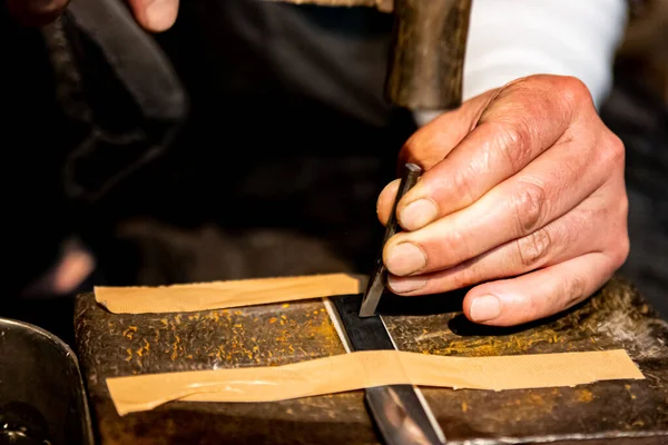 Blacksmith Carving Name Metal Blade Japanese Katana Samurai Sword Using — Foto Stock