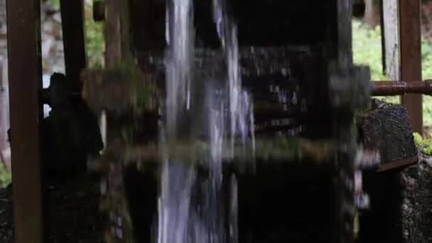 Drewniane Koło Tawerny Koła Wodnego Wiruje Wodą Wiejskiej Wiosce Japonii — Wideo stockowe