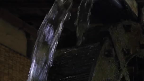 水車酒場の木製の車輪は 日本の田舎の村の水で回転している — ストック動画
