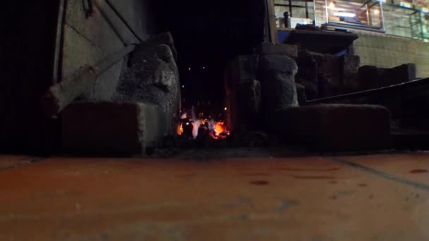 Flamme Sur Charbon Brûlant Dans Four Pour Katana Forgeron Japonais — Video