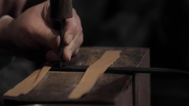 Esculpindo Nome Uma Lâmina Metal Uma Espada Samurai Katana Japonesa — Vídeo de Stock