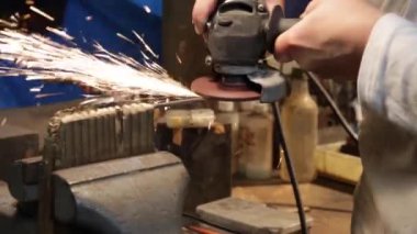 Japon kılıcını öğütücüyle bilemek