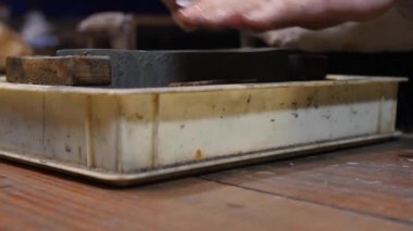 Japon kılıcını öğütücüyle bilemek