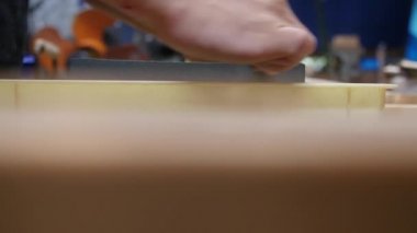Japon kılıcını öğütücüyle bilemek