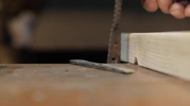 Usta kılıç ustası, bıçağını öğütücüde keskinleştiriyor.