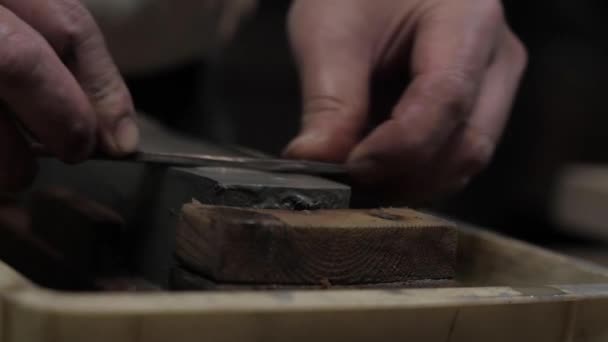 Schwertschmiedemeister Schärft Messer Auf Schleifstein Mit Wasser — Stockvideo