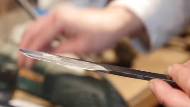 刀匠在刀刃上涂油 — 图库视频影像
